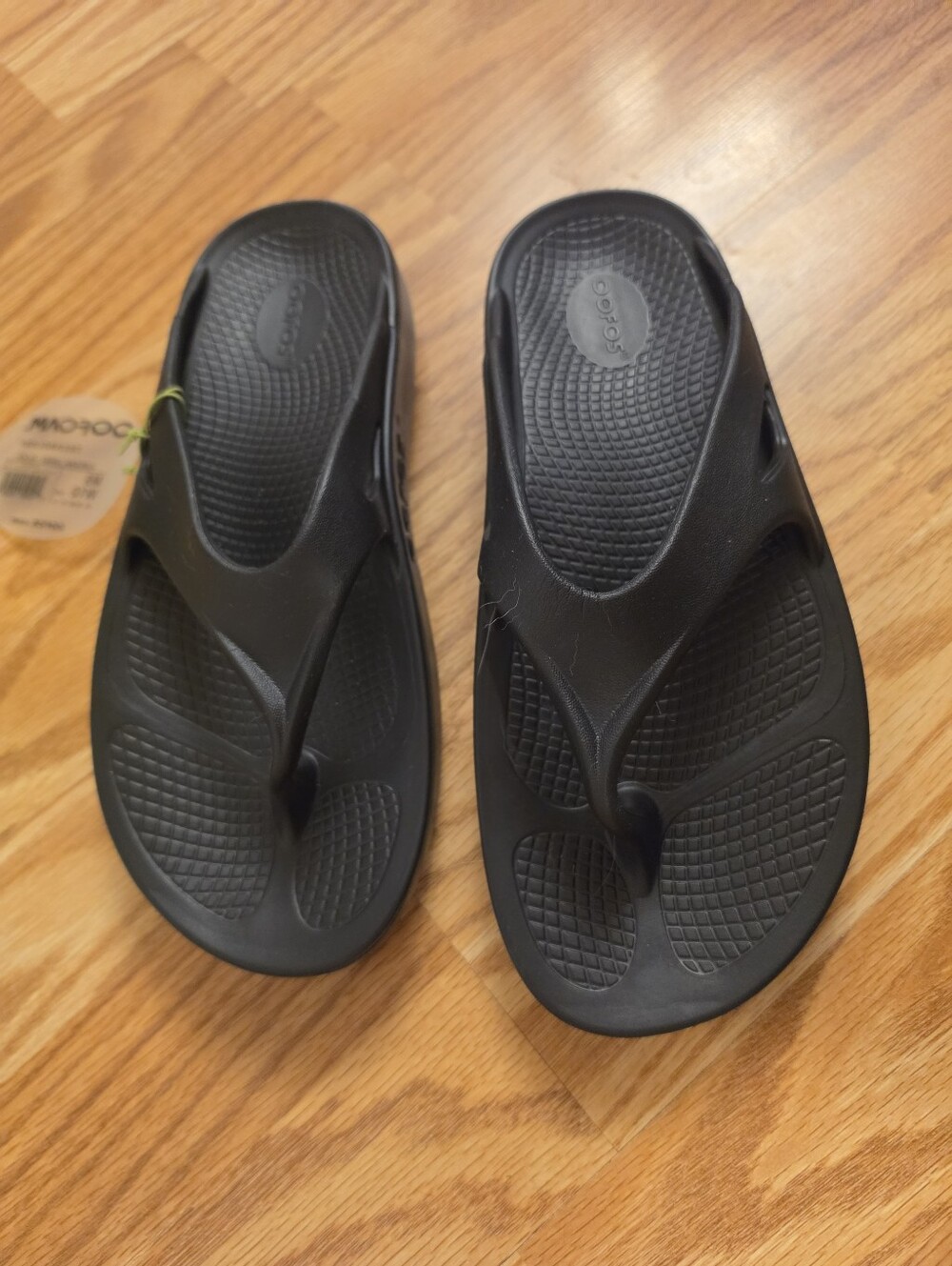 Oofos OOFoam Women’s Black Recovery Flip Flop - Picture 2 of 3